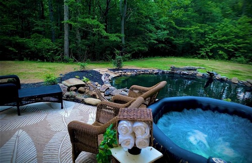 Jasper Cabaña | Charming 1-bedroom cottage on pond with hot tub in delightful Talking Rock.