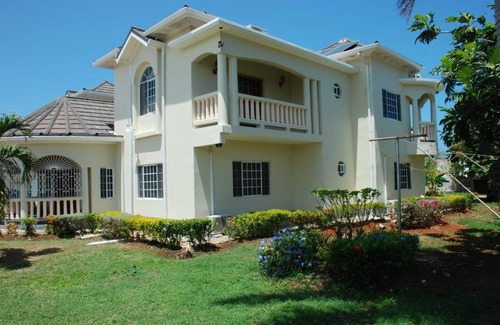Lucea Villa | Charming 1-bedroom villa in Lucea with AC with private bathroom