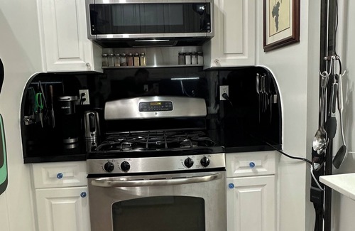 Manhattan Valley Condominio | Charming 1-bedroom walkup condo in UWS New York with WiFi, AC, & chef's kitchen.
