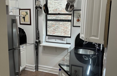 Manhattan Valley Condominio | Charming 1-bedroom walkup condo in UWS New York with WiFi, AC, & chef's kitchen.