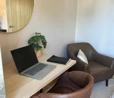 Runnymede Apartamento | Charming 1 BR apt in town centre