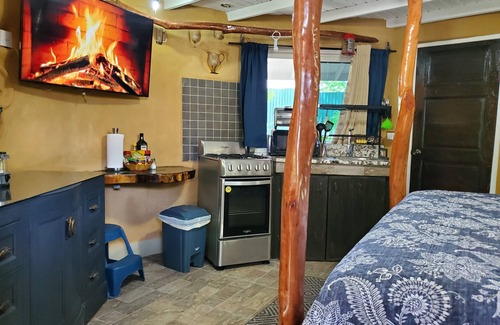 Runaway Bay Cabaña | Charming 1-BR cottage w/ WiFi and AC w/ pool and beach access in Runaway Bay