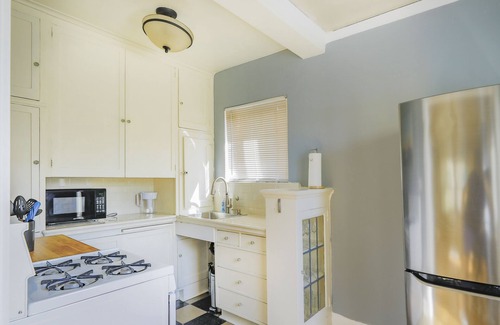 Goose Hollow Condominio | Charming 1-BR, Historic Downtown. Free Parking.