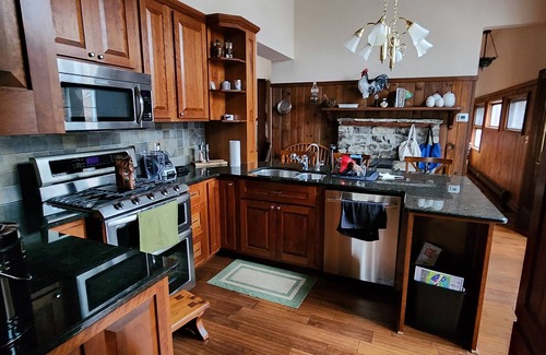 Clarence Otro | Charming 1-floor modern farmhouse -ENTIRE HOUSE. Privacy wooded overlook of pond