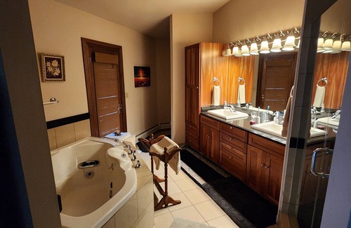 Clarence Otro | Charming 1-floor modern farmhouse -ENTIRE HOUSE. Privacy wooded overlook of pond