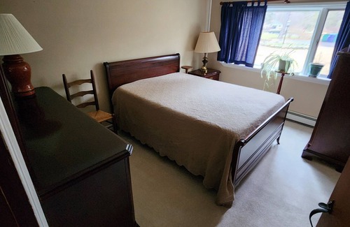 Clarence Otro | Charming 1-floor modern farmhouse -ENTIRE HOUSE. Privacy wooded overlook of pond