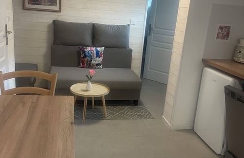 Saint-Come-de-Fresne Apartamento | Charming 1-bedroom apartment in lovely Saint-Côme-de-Fresné with WiFi