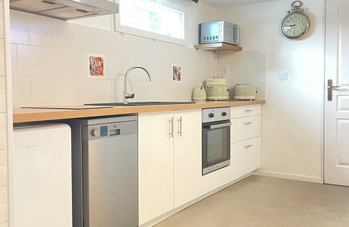 Saint-Come-de-Fresne Apartamento | Charming 1-bedroom apartment in lovely Saint-Côme-de-Fresné with WiFi
