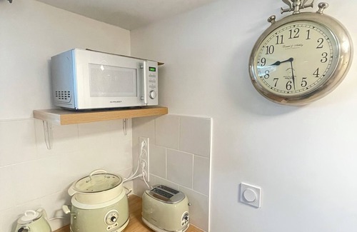 Saint-Come-de-Fresne Apartamento | Charming 1-bedroom apartment in lovely Saint-Côme-de-Fresné with WiFi