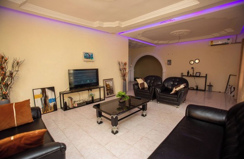 Weija Apartamento | Charming 1-bedroom apartment with WiFi & AC close to the West Hills Mall, Accra.