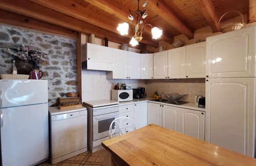 Lorlanges Cabaña | Encantadora Casa Rural del Siglo XVI cerca de Clermont-Ferrand con Lago Privado