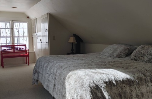 Bethel Otro | Charming 1700s Farm House on Beautiful 100 Acre Estate