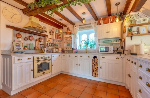 Sugnall Casa | Charming 17th Cent Secluded Country Cottage+Garden Pass the Keys