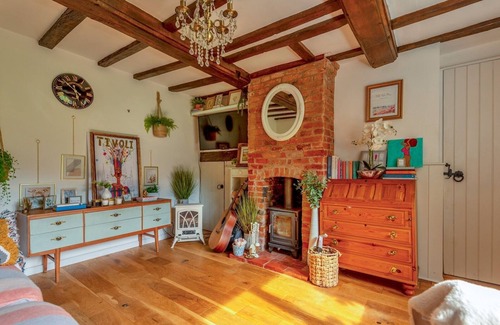 Sugnall Casa | Charming 17th Cent Secluded Country Cottage+Garden Pass the Keys