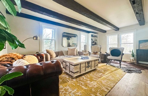 Morrisville Otro | Charming 1810 farmhouse on 24 acres w/ gorgeous mountain views, 2 bedrooms &WiFi