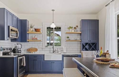 Stonewall Casa | Charming 1900's Fredericksburg Farmhouse in Wine Country, Hot Tub, Firepit, WiFi