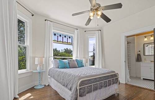 Stonewall Casa | Charming 1900's Fredericksburg Farmhouse in Wine Country, Hot Tub, Firepit, WiFi