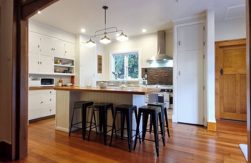 Taumarunui Casa | Charming 1920's character filled Bungalow! Modern twist.. Minutes to town