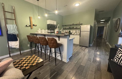 New Albany Casa | Charming 1920’s shotgun in southern Indiana, minutes from downtown Louisville