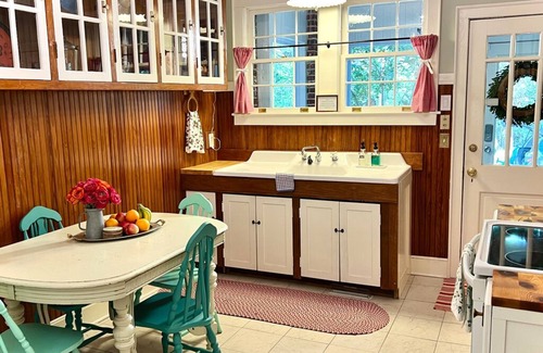 Steele Creek Casa | Charming 1930's English cottage with historic ambiance on three private acres