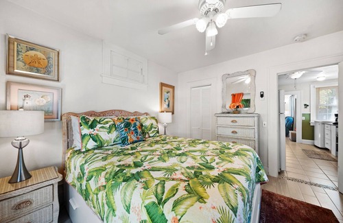 Pass-a-Grille Cabaña | 1930 Gulfside encanto bungalow en español Triplex