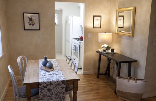Central Oregon Casa | Charming 1940's garden cottage, convenient to UofO, Hospitals and downtown