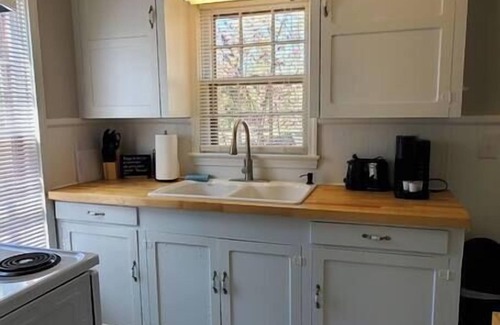 West Point Casa | Charming 1940s Bungalow Cozy Vibes & Vintage Style