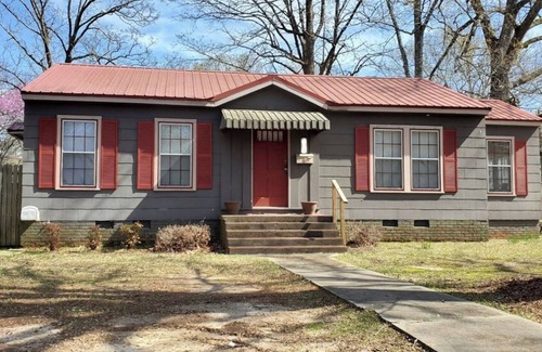 West Point Casa | Charming 1940s Bungalow Cozy Vibes & Vintage Style