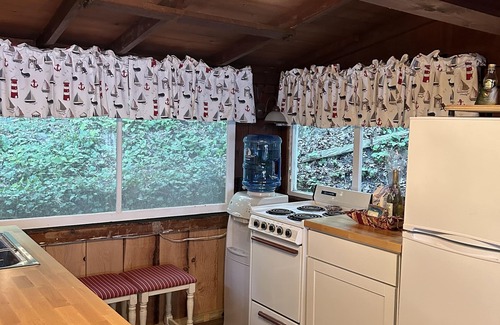 Trumansburg Cabaña | Charming 1940’s seasonal cottage on Cayuga Lake.