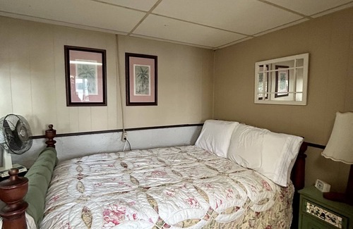 Trumansburg Cabaña | Charming 1940’s seasonal cottage on Cayuga Lake.