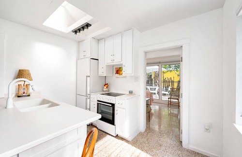 Rock Ridge Cabaña | CHARMING 1957 FLORIDA COTTAGE 2 MILES TO PRISTINE BEACH. 1050 SF Entire Home