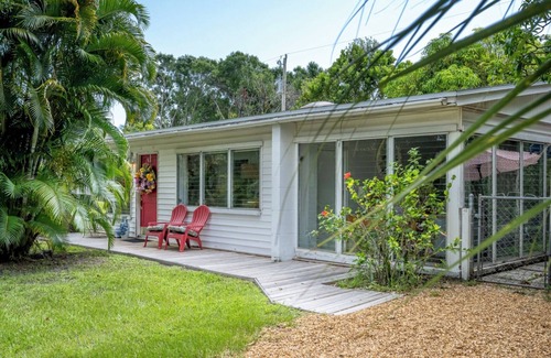 Rock Ridge Cabaña | CHARMING 1957 FLORIDA COTTAGE 2 MILES TO PRISTINE BEACH. 1050 SF Entire Home
