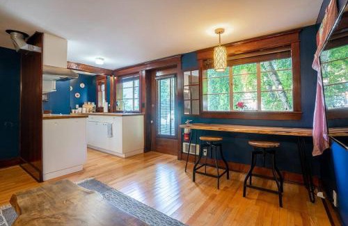 Broadway Cama Y Desayuno | Charming 1bd Suite in Capitol Hill - Foxglove Inn