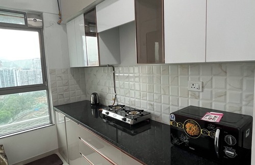 Thane West Apartamento | Charming 1BHK apartment in welcoming Thane with AC
