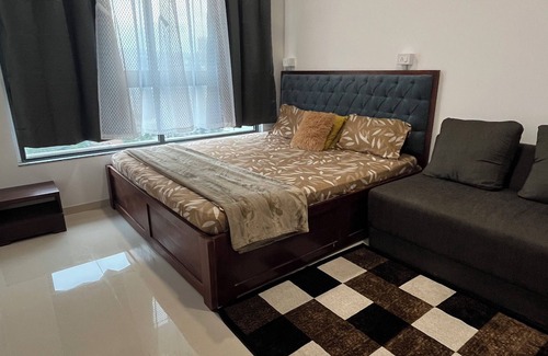 Thane West Apartamento | Charming 1BHK apartment in welcoming Thane with AC