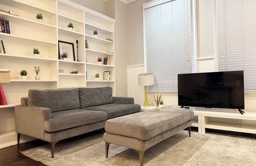 Albany Apartamento | Charming 1BR by Washington Park & Lark St | Kitchen Smart TV Wi-Fi Free Parking Walkable