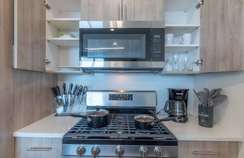 East Orange Apartamento | Charming 1BR Apt in East Orange w/ AC, WiFi! Close to Airport & Nickelodeon