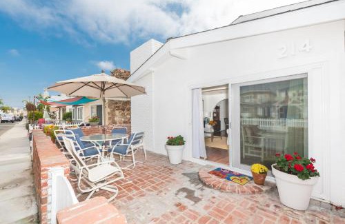 West Newport Casa | Charming 1Br Beach Cottage W Large Patio One Block To Sand By Beachview Rentals