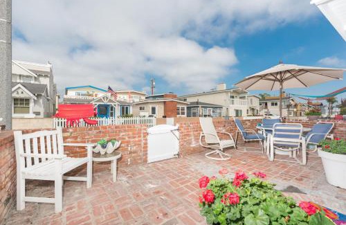 West Newport Casa | Charming 1Br Beach Cottage W Large Patio One Block To Sand By Beachview Rentals
