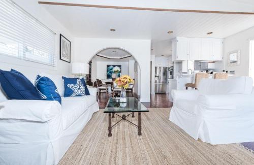 West Newport Casa | Charming 1Br Beach Cottage W Large Patio One Block To Sand By Beachview Rentals