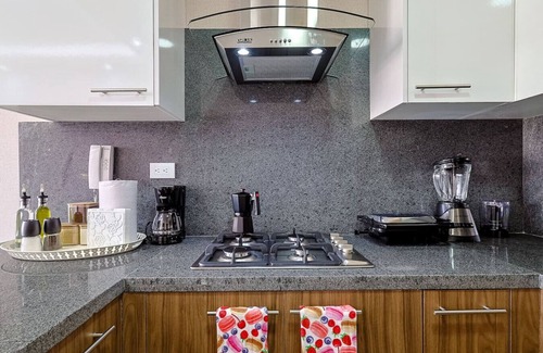 Evaristo Morales Apartamento | Beautiful and Cozy 1BR Centric Condo, Full AC, King Bed, Pool.