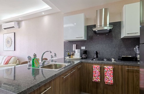 Evaristo Morales Apartamento | Beautiful and Cozy 1BR Centric Condo, Full AC, King Bed, Pool.