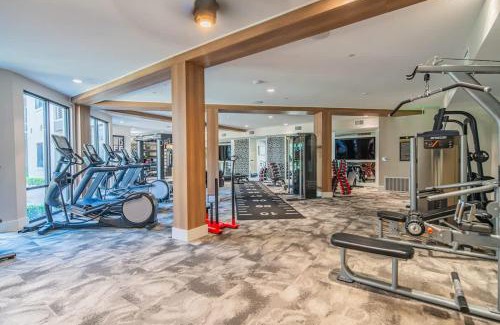 Orange Heights Apartamento | Charming 1BR in Uptown Biltmore Gym Pool Parking