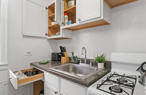 Chicago Apartamento | Vibrant 1BR Portage Park Apt Near Shops and Dining