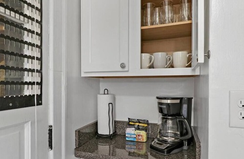 Chicago Apartamento | Vibrant 1BR Portage Park Apt Near Shops and Dining