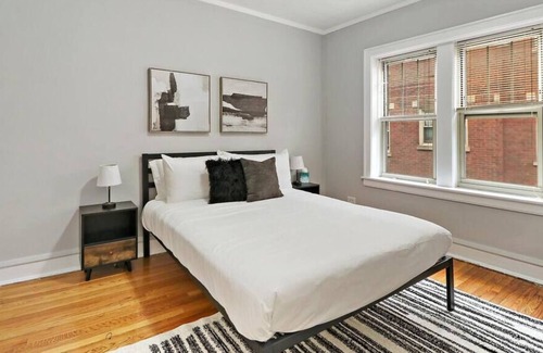 Chicago Apartamento | Vibrant 1BR Portage Park Apt Near Shops and Dining