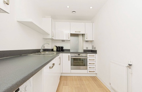 Ferndale Apartamento | Charming 1BR w/balcony & stunning views in Brixton
