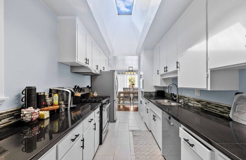 Vista Casa | Charming 2/1-house with Plantiful SunRoom and Hot Tub