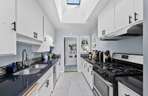 Vista Casa | Charming 2/1-house with Plantiful SunRoom and Hot Tub
