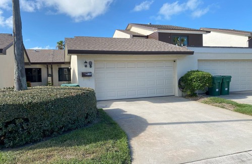 Satellite Beach Casa | Charming 2/2/2 townhome, 5 mins walk to the beach in Satellite Beach